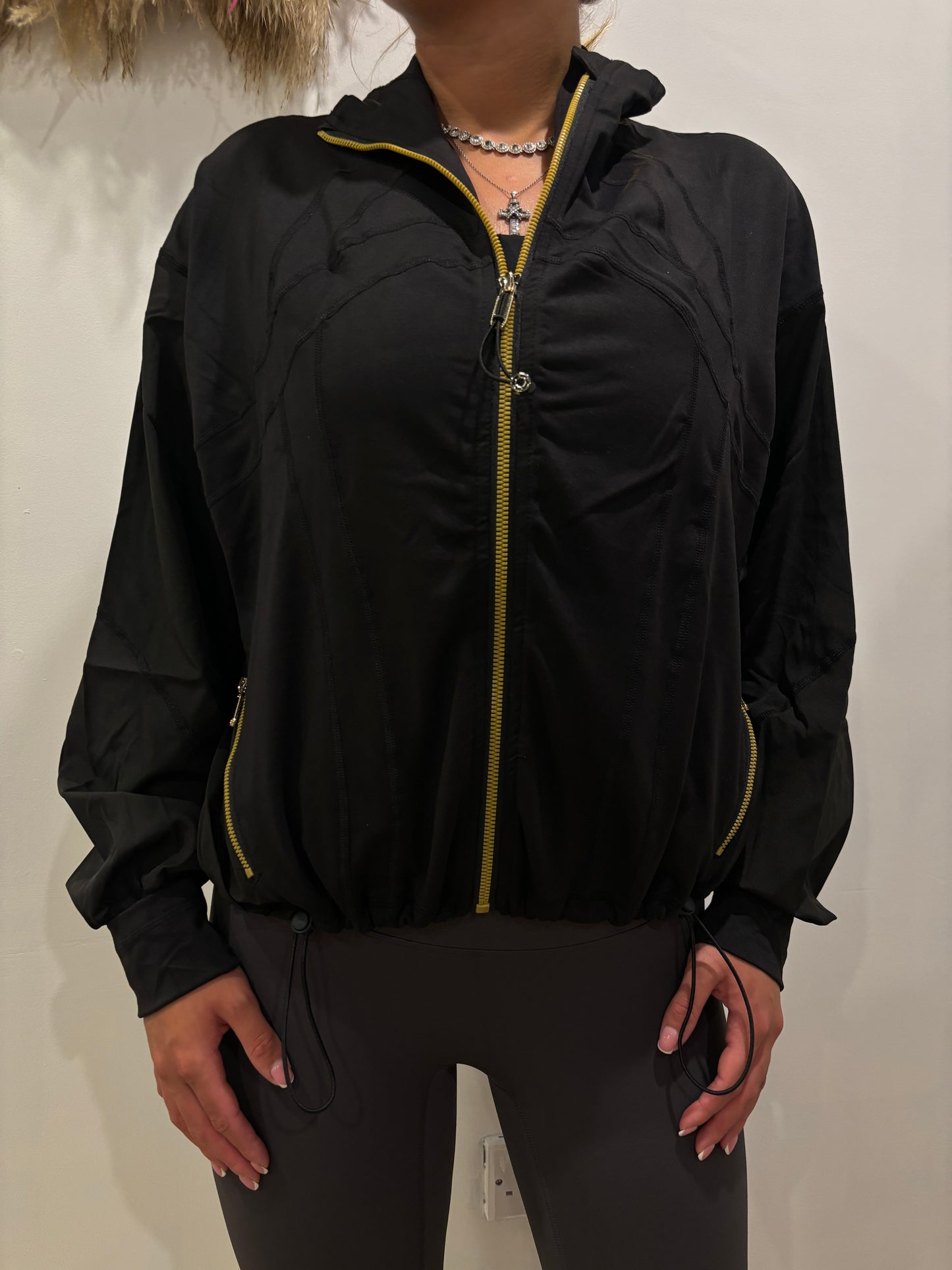 Windbreaker jacket black with gold zip🖤