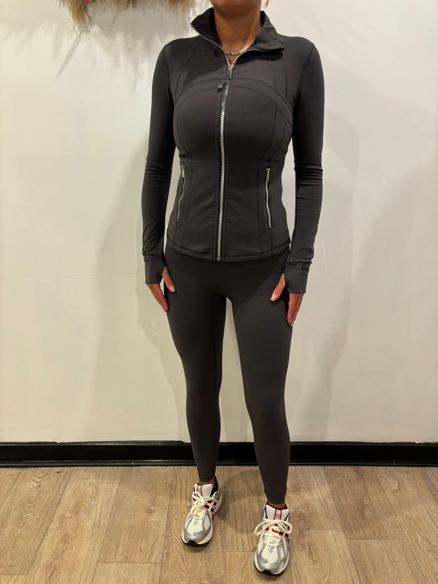Lulu dark grey with silver zip & matching leggings 🩶