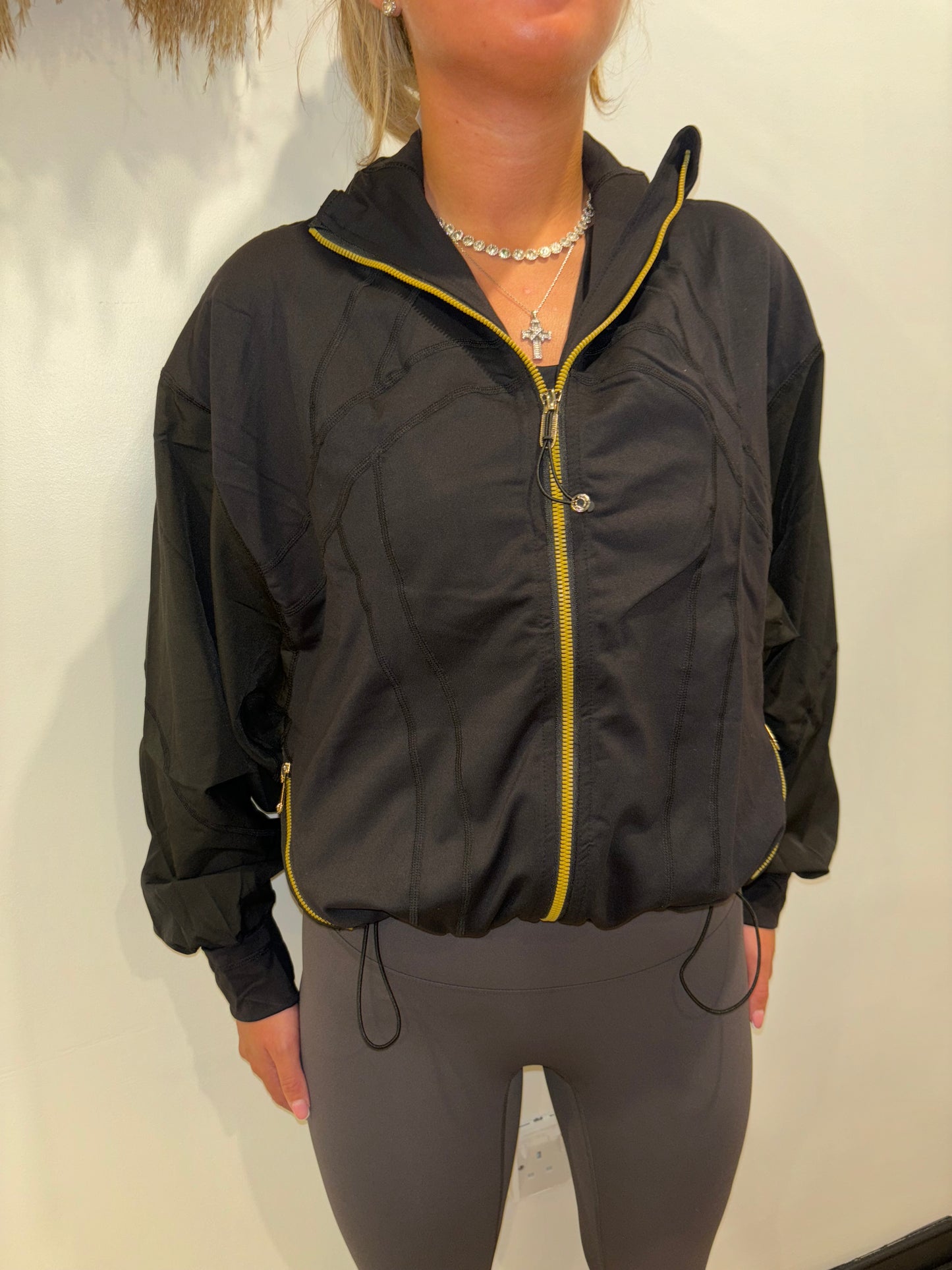 Windbreaker jacket black with gold zip🖤